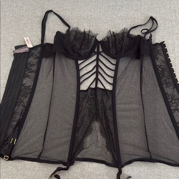 Victoria’s Secret Elegant Black Lace Corset - Picture 4 of 10
